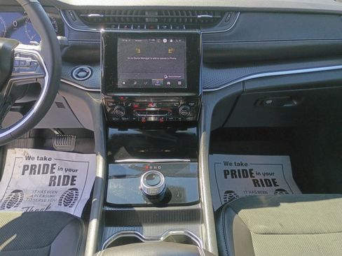 Certified 2025 Jeep Grand Cherokee Altitude image 12