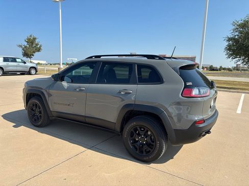 Used 2022 Jeep Cherokee Latitude AWD/4WD image 3