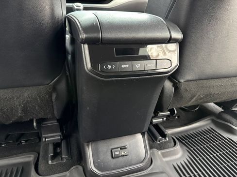 Used 2022 Toyota Highlander XLE AWD/4WD image 32