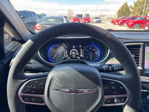 Used 2025 Chrysler Pacifica Select w/ Uconnect Theater Family Group image 18