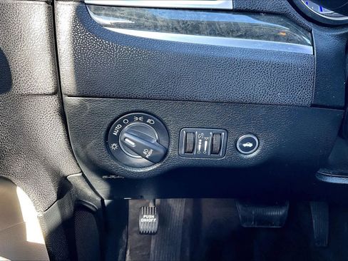 Used 2019 Chrysler 300 Limited image 33