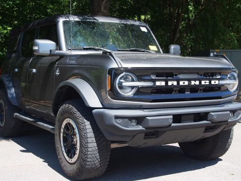 Certified 2022 Ford Bronco Outer Banks w/ Sasquatch Package AWD/4WD image 2