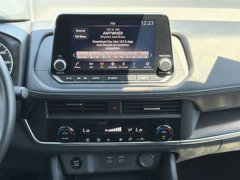 Used 2025 Nissan Rogue SV FWD image 9
