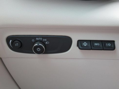 Used 2021 Buick Envision Essence w/ Technology Package I FWD image 21