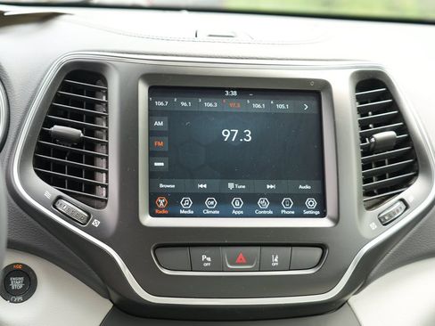 Used 2021 Jeep Cherokee Latitude Lux w/ Comfort/Convenience Group AWD/4WD image 22