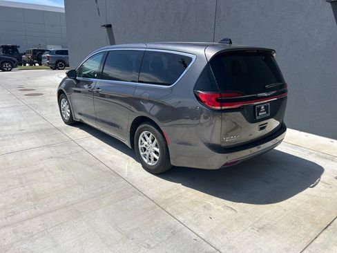 Used 2023 Chrysler Pacifica Touring-L image 5
