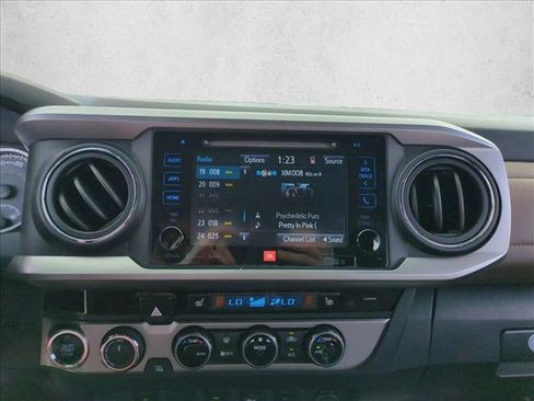 Used 2016 Toyota Tacoma Limited w/ Towing Package AWD/4WD image 15