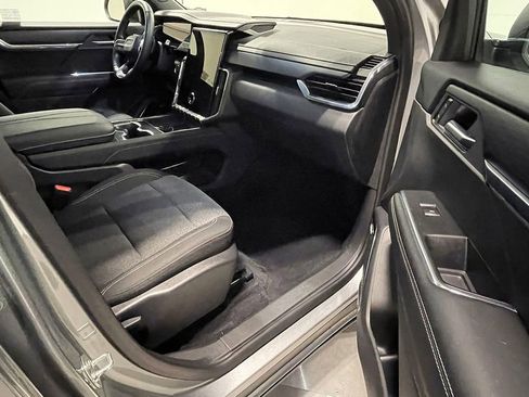 Used 2025 GMC Acadia Elevation image 27