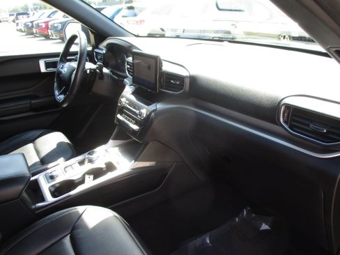 Used 2020 Ford Explorer XLT w/ Equipment Group 202A AWD/4WD image 41
