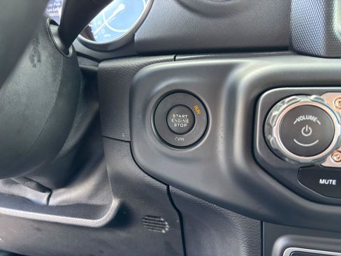 Used 2018 Jeep Wrangler Unlimited Sahara w/ Dual Top Group AWD/4WD image 30