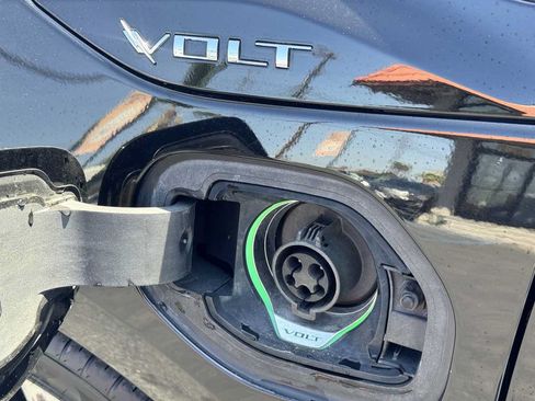 Used 2017 Chevrolet Volt Premier w/ Driver Confidence II Package FWD image 18