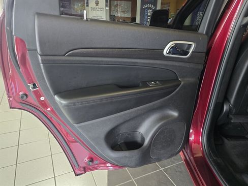 Used 2018 Jeep Grand Cherokee Altitude AWD/4WD image 10