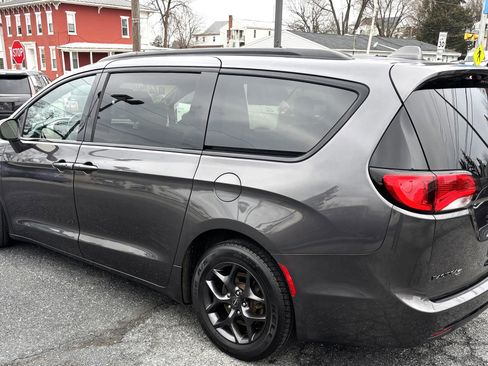 Used 2019 Chrysler Pacifica Touring-L Plus w/ S Appearance Package image 4