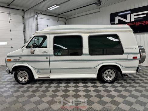 Used 1992 Chevrolet G20 RWD image 2