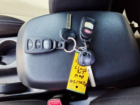 Used 2016 Hyundai Elantra GT FWD image 24