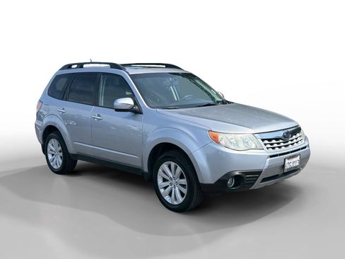 Used 2013 Subaru Forester 2.5X Premium w/ All-Weather Plus Pkg AWD/4WD image 7