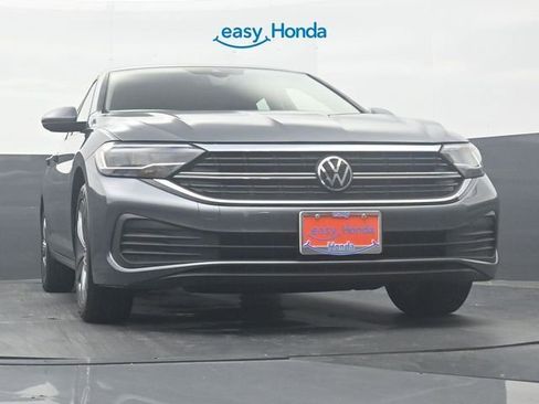Used 2024 Volkswagen Jetta SE image 28