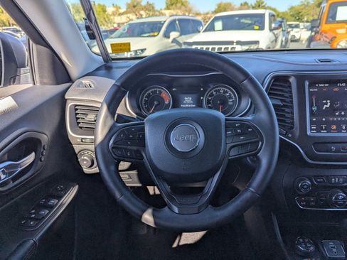 Used 2019 Jeep Cherokee Trailhawk image 24