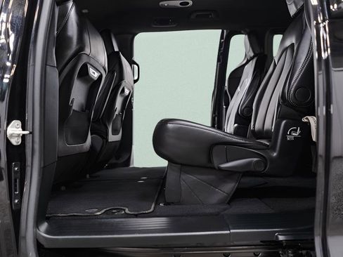 Used 2025 Chrysler Pacifica Select image 36