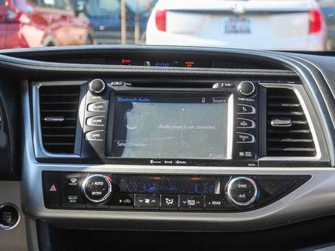 Used 2018 Toyota Highlander XLE w/ Carpet Mat Package (TMS) FWD image 18