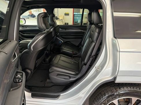 Used 2021 Jeep Grand Cherokee L Overland w/ Luxury Tech Group IV AWD/4WD image 22