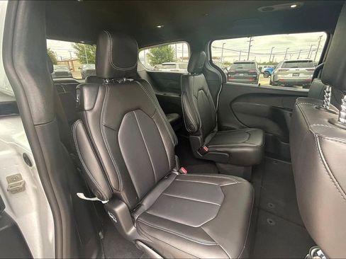 New 2026 Chrysler Pacifica Select image 9