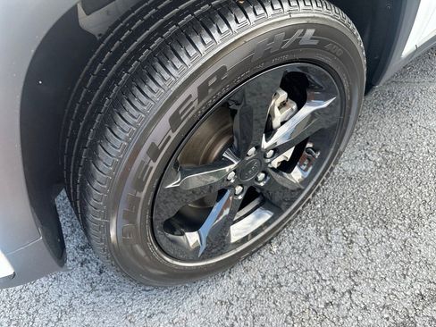 Used 2023 Jeep Grand Cherokee L Laredo image 10