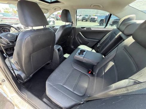 Used 2017 Volkswagen Jetta SE FWD image 17