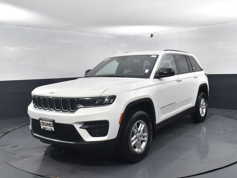 New 2025 Jeep Grand Cherokee Laredo w/ MOPAR Finishing Package AWD/4WD image 4
