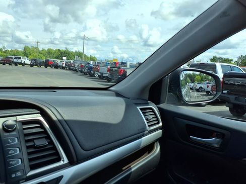 Used 2018 Toyota Highlander XLE image 21