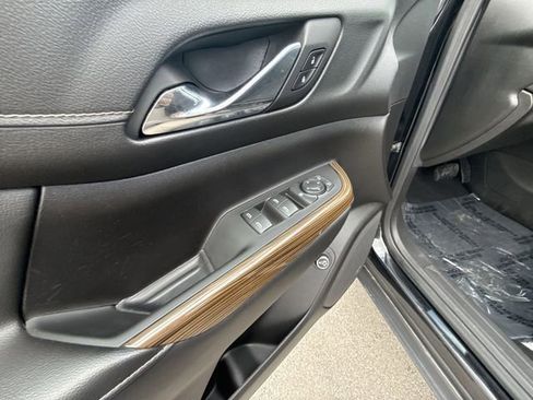 Used 2023 GMC Acadia SLE w/ Driver Convenience Package image 13