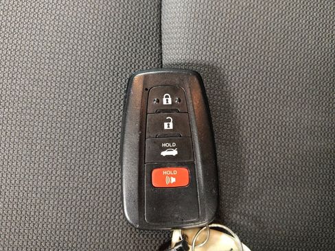 Used 2021 Toyota Corolla LE FWD image 32
