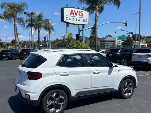 Used 2025 Hyundai Venue SEL image 3