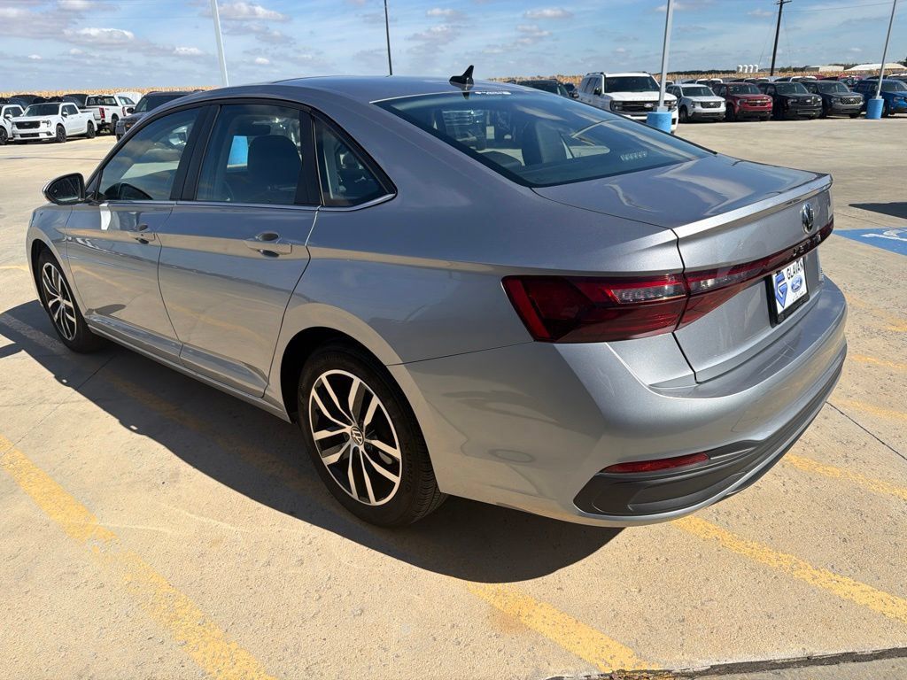 Used 2025 Volkswagen Jetta SE FWD image 5