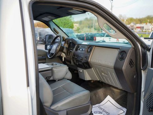 Used 2015 Ford F550 2WD Regular Cab Super Duty image 25