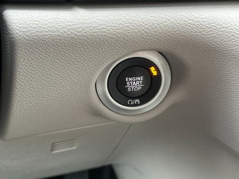 Used 2018 Chrysler Pacifica Touring-L image 23