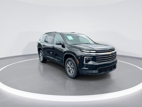 Used 2025 Chevrolet Traverse LT FWD image 2