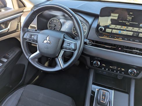 Used 2024 Mitsubishi Outlander SE image 17