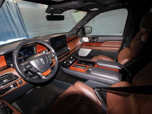 Used 2024 Lincoln Navigator Reserve AWD/4WD image 2
