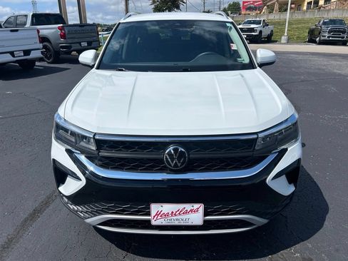 Used 2024 Volkswagen Taos SE w/ MDO Package FWD image 2