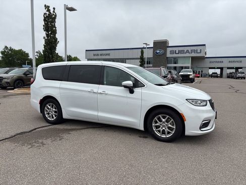 Used 2023 Chrysler Pacifica Touring-L FWD image 1