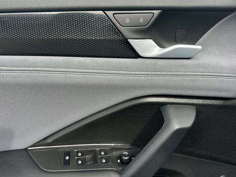 New 2026 Volkswagen Tiguan SE R-Line FWD image 9