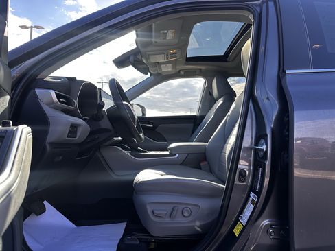 Used 2024 Toyota Highlander XLE image 18