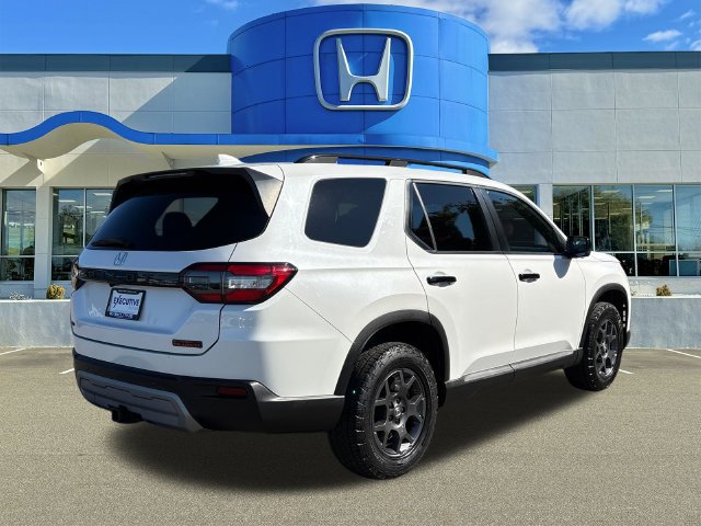 Used 2023 Honda Pilot TrailSport image 2