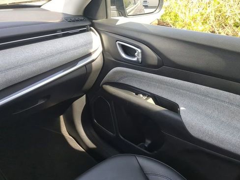 Used 2022 Jeep Compass Latitude FWD image 19