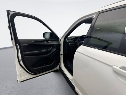 Used 2024 Jeep Grand Cherokee Altitude image 9