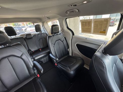 Used 2024 Chrysler Pacifica Touring-L FWD image 40