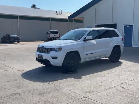 Used 2018 Jeep Grand Cherokee Altitude AWD/4WD image 4