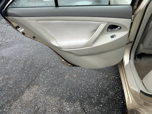 Used 2010 Toyota Camry LE FWD image 23