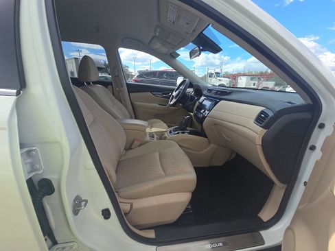 Used 2020 Nissan Rogue SV w/ Premium Package image 11